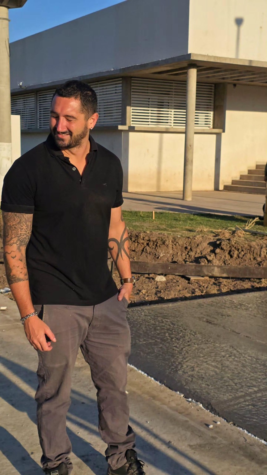 Nicolás Donzelli durante una recorrida de obra
