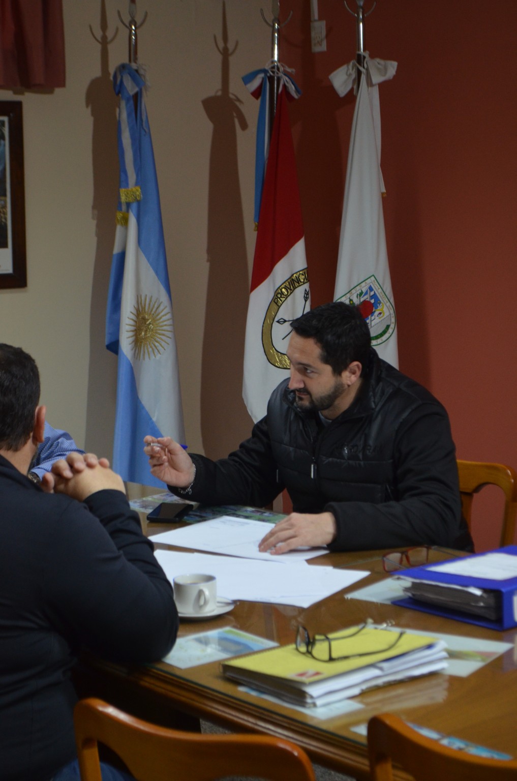 Nicolás Donzelli en una reunión de trabajo en el ámbito municipal